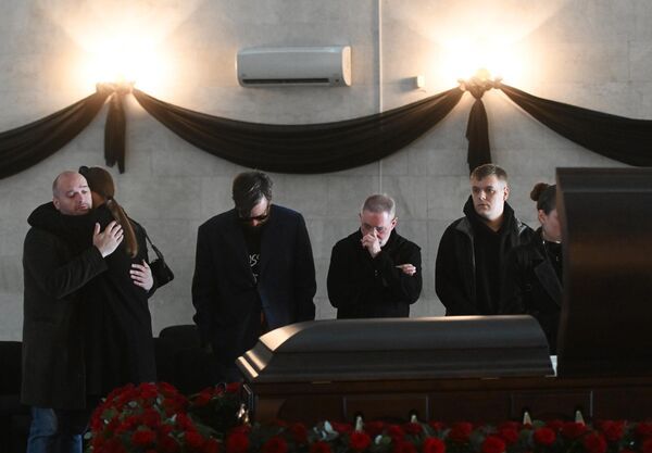 Люди на церемонии прощания с писателем Эдуардом Багировым в зале прощаний Троекуровского кладбища в Москве