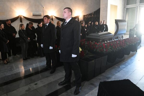 Люди на церемонии прощания с писателем Эдуардом Багировым в зале прощаний Троекуровского кладбища в Москве
