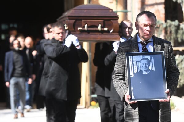 Вынос гроба с телом писателя Эдуарда Багирова после церемонии прощания на Троекуровском кладбище в Москве
