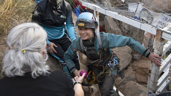 Испанка Беатрис Фламини покидает пещеру, в которой провела 500 дней в одиночестве. 14 апреля 2023