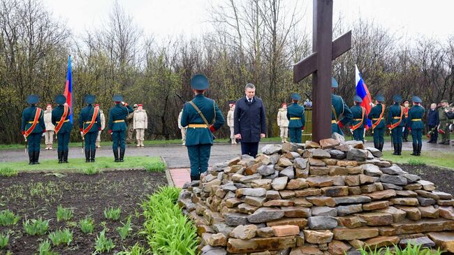 Глава ЛНР Леоднид Пасечник у мемориала Не забудем, не простим