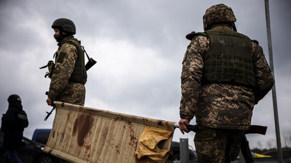 Украинские военнослужащие с носилками