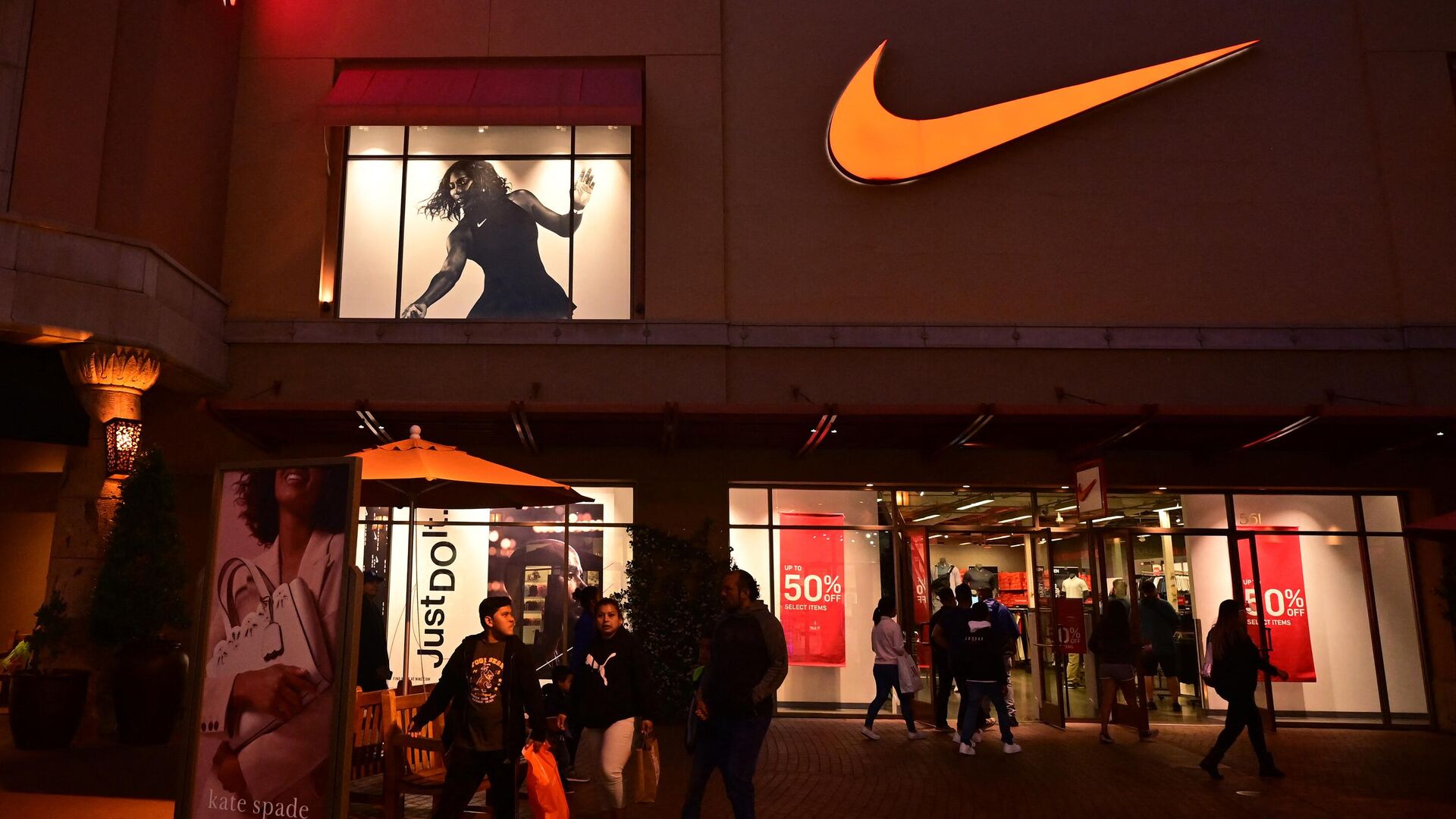 Покупатели выходят из магазина Nike в Лос-Анджелесе - РИА Новости, 1920, 15.04.2023
