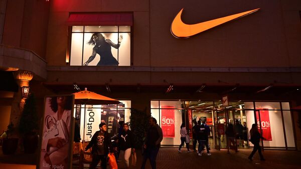 Покупатели выходят из магазина Nike в Лос-Анджелесе