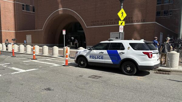 Полицейская машина у здания суда в Бостоне, где пройдет заседание с участием Джека Тейшейры