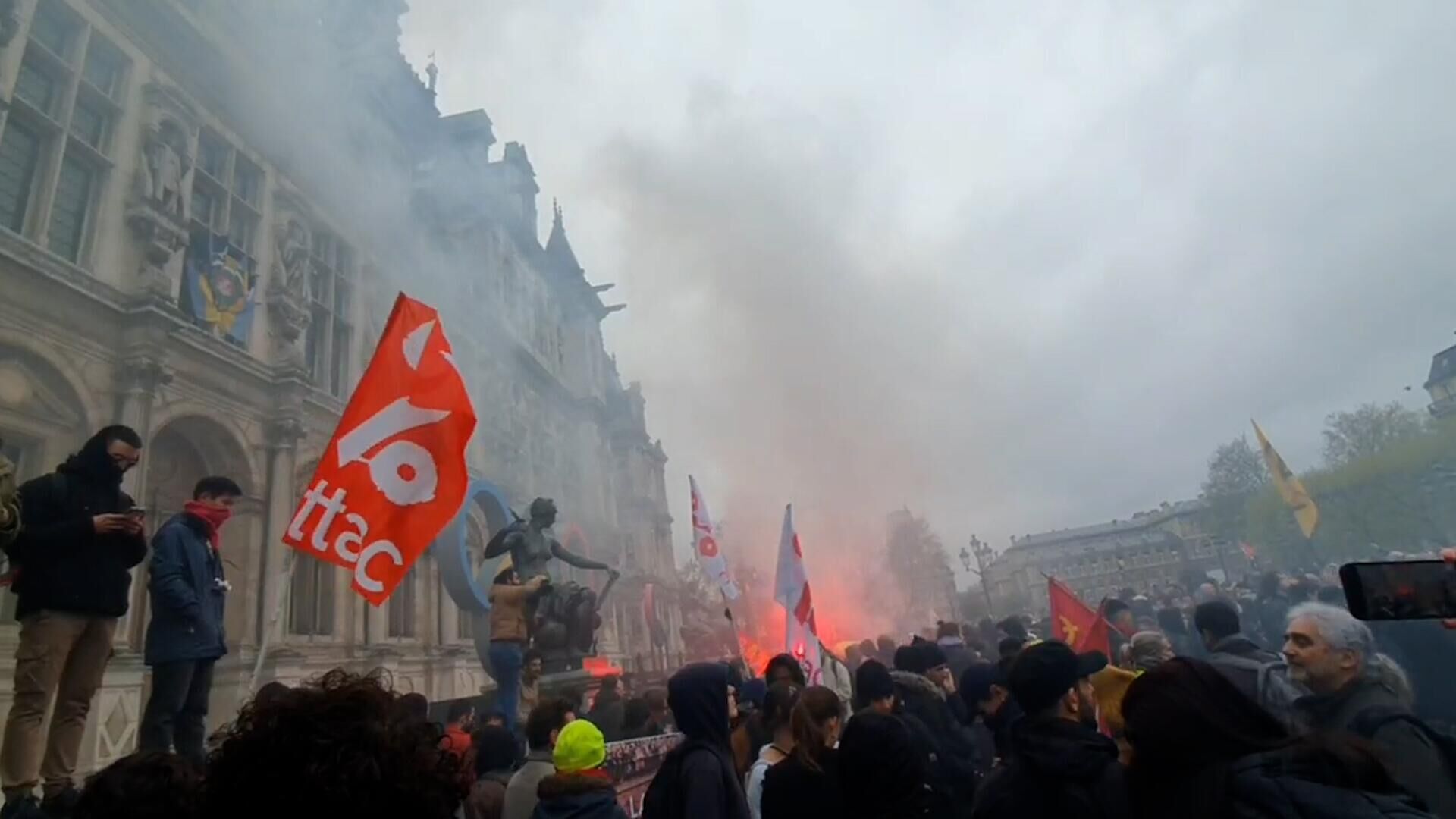  Митинг перед мэрией Парижа в знак протеста против принятой пенсионной реформы  - РИА Новости, 1920, 14.04.2023