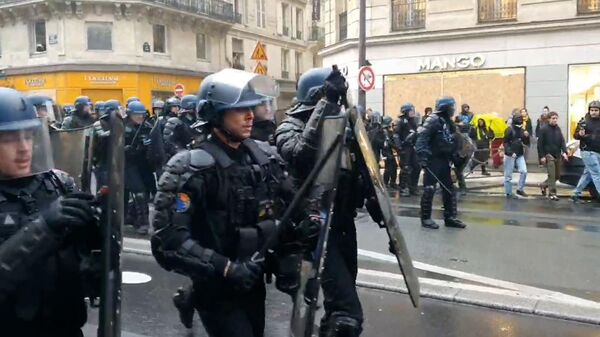 Слезоточивый газ и дубинки: столкновения полиции и протестующих на улицах Парижа