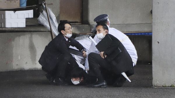 Задержание мужчины, который бросил дымовую шашку рядом с местом выступления премьер-министра Японии Фумио Кисиды в городе Вакаяма