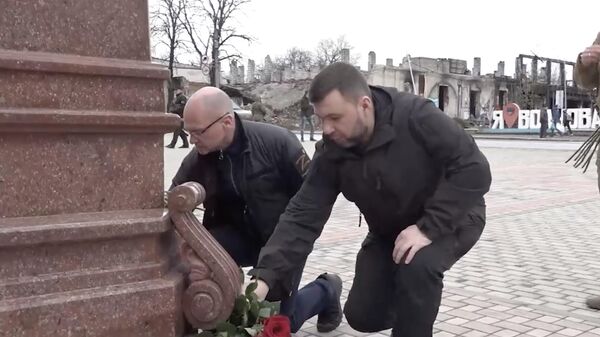 Денис Пушилин вместе с первым Сергеем Кириенко возложили цветы к памятнику Герою России Владимиру Жоге в Волновахе