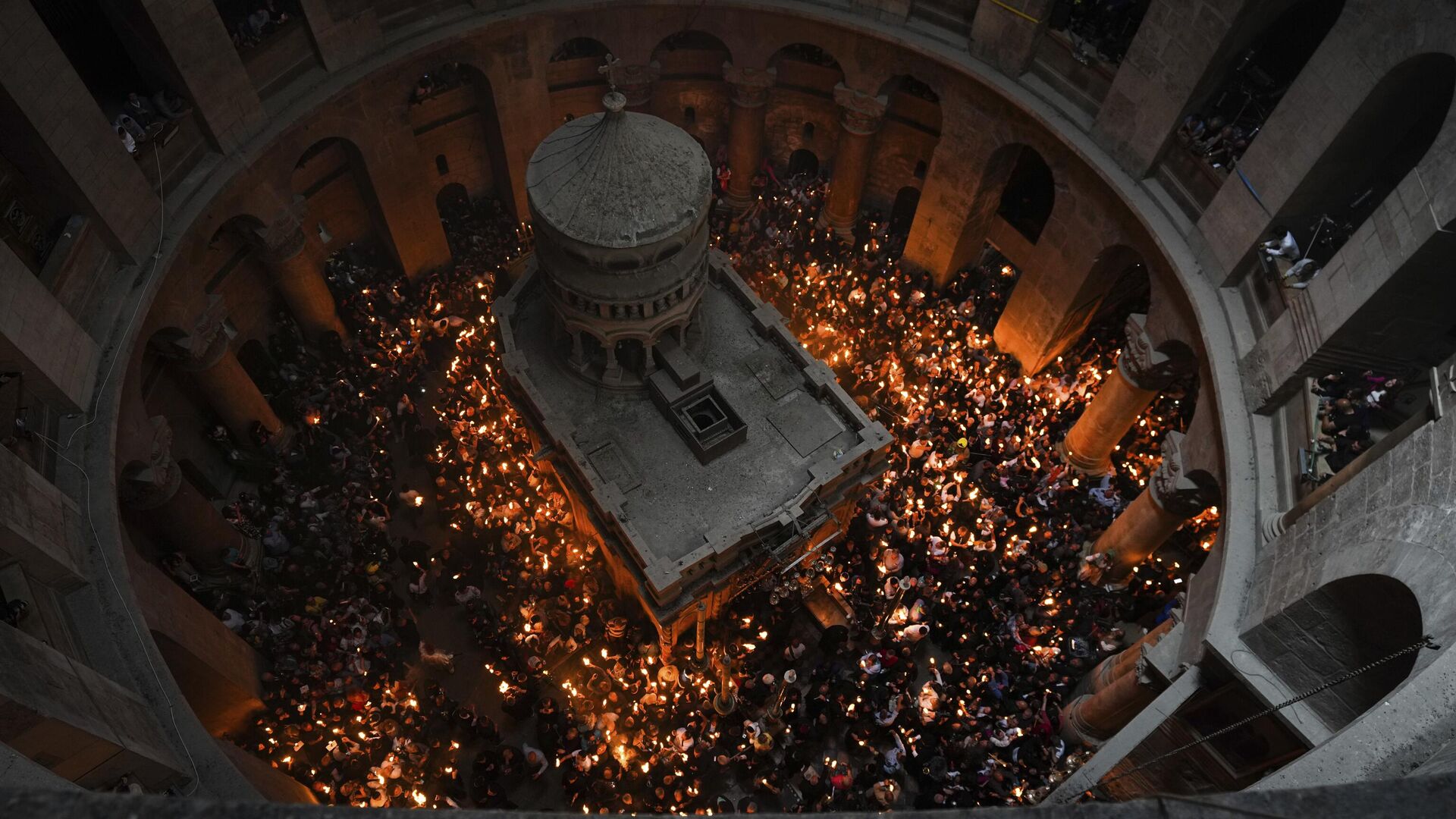 Паломники держат свечи во время церемонии схождения Благодатного огня в храме Гроба Господня - РИА Новости, 1920, 05.05.2024