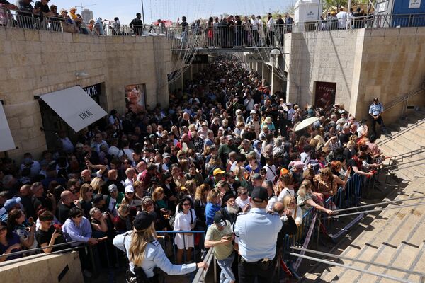 Верующие у ворот в старом городе Иерусалима, которые ведут к храму Гроба Господня, в Пасхальную субботу