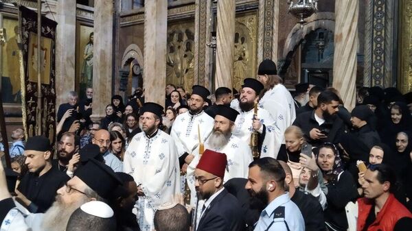 Духовенство готовится к крестному ходу в Кувуклию