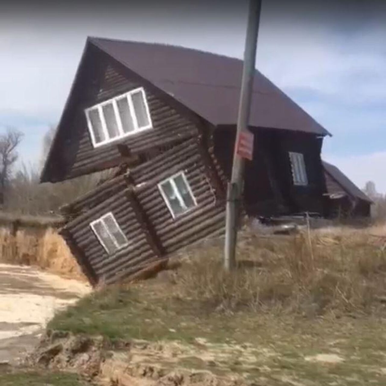 Во Владимирской области рухнул в реку стоявший на берегу частный дом - РИА  Новости, 15.04.2023