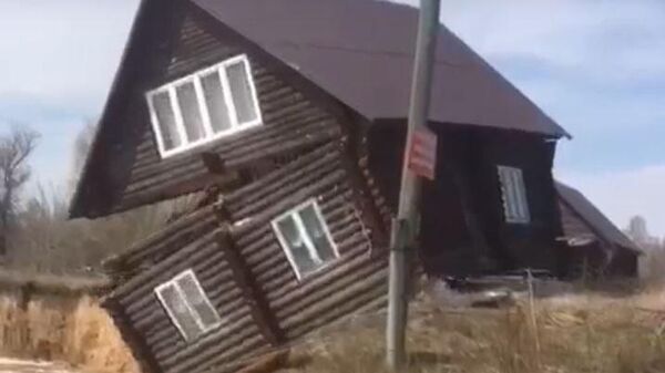 Обрушение деревянного нежилого дома во Владимирской области. Кадр видео очевидца