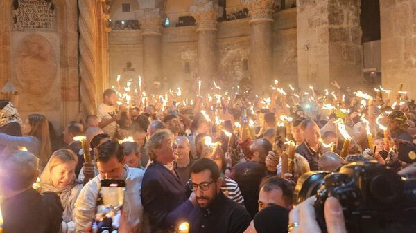 Церемония схождения Благодатного огня в храме Гроба Господня в Иерусалиме