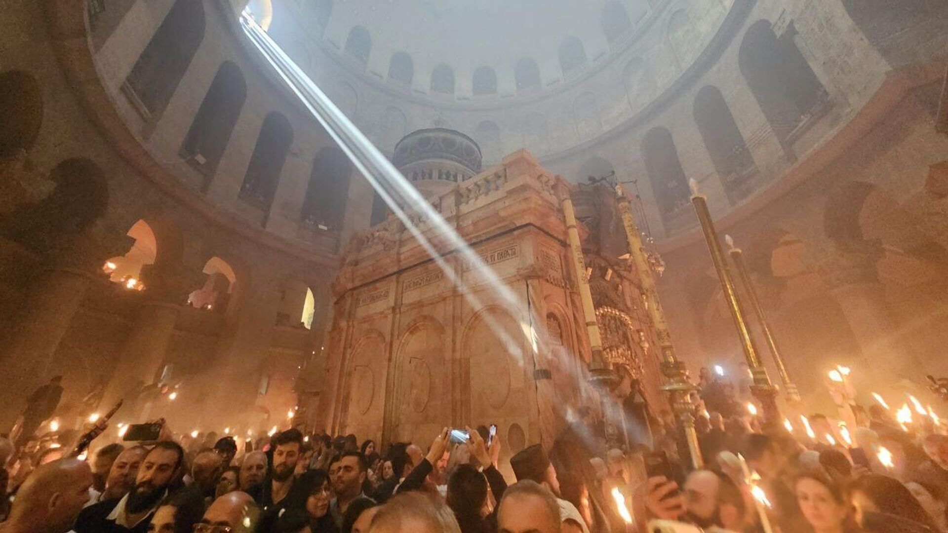 Церемония схождения Благодатного огня в храме Гроба Господня в Иерусалиме - РИА Новости, 1920, 04.05.2024