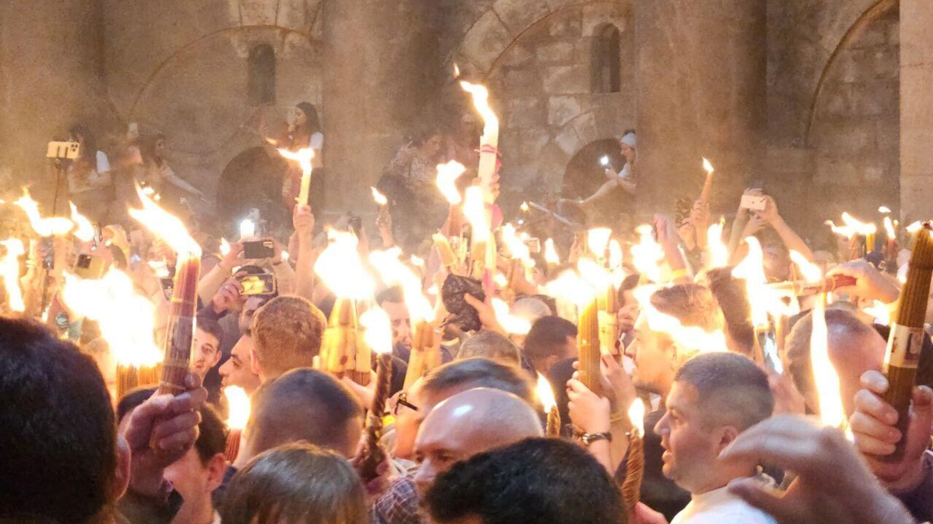 Церемония схождения Благодатного огня в храме Гроба Господня в Иерусалиме - РИА Новости, 1920, 15.04.2023