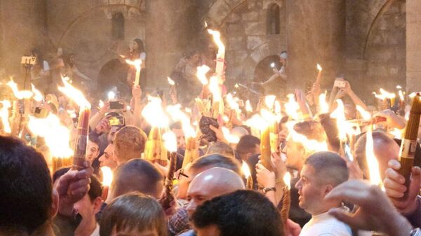 Церемония схождения Благодатного огня в храме Гроба Господня в Иерусалиме