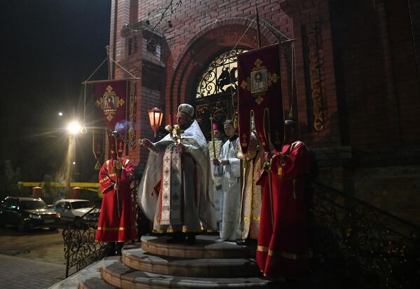 Священнослужитель на праздничном пасхальном богослужении в церкви Георгия Победоносца в Мелитополе