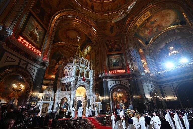 Пасхальное богослужение в храме Христа Спасителя в Москве