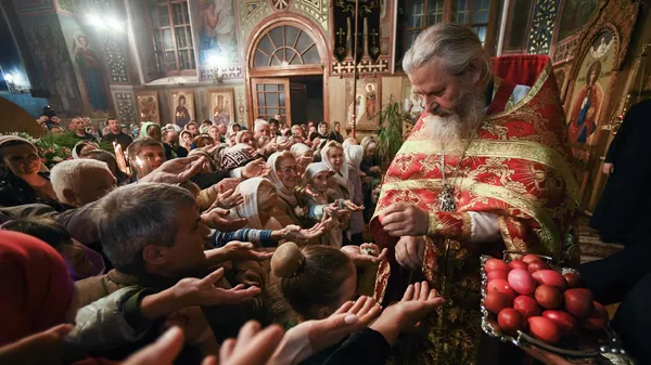 Протоиерей Богдан Северин на праздничном пасхальном богослужении в храме Трёх Святителей в Симферополе