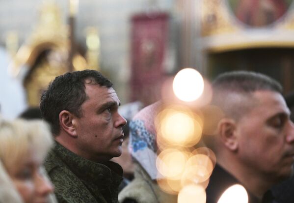 Верующие на праздничном пасхальном богослужении в Свято-Николаевском архиерейском соборе в Донецке