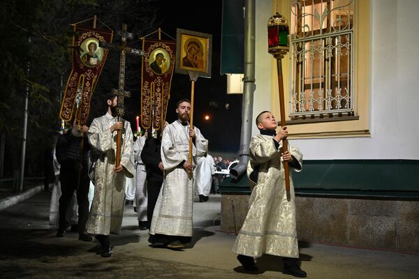 Крестный ход на праздничном пасхальном богослужении в Вознесенском кафедральном соборе в Новосибирске