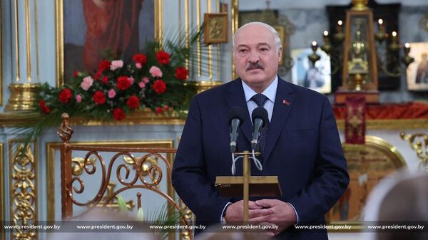 Президент Белоруссии Александр Лукашенко в праздник Пасхи в Спасо-Преображенском храме в Шклове
