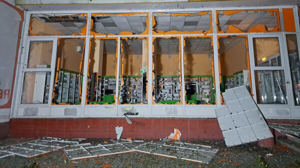 Здание аптеки, поврежденное в результате обстрела центра Донецка со стороны ВСУ  в пасхальную ночь