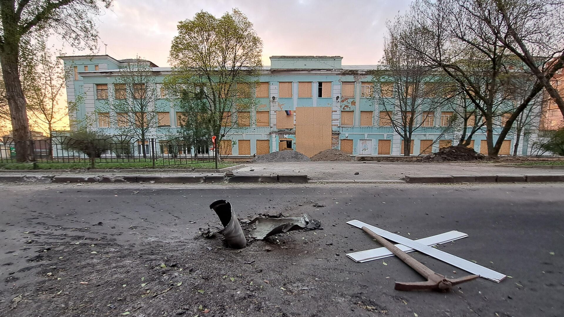 Фрагмент ракеты в Донецке - РИА Новости, 1920, 16.08.2023