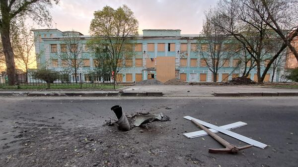 Фрагмент ракеты после обстрела центра Донецка