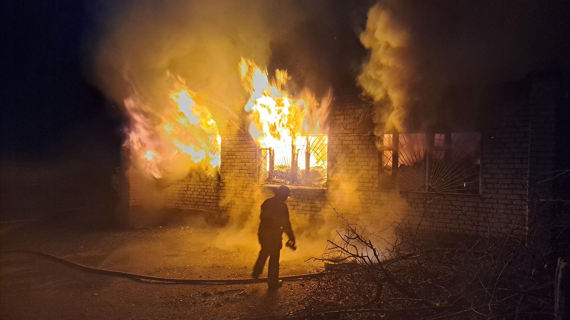 Пожар, возникший в результате обстрела центра Донецка со стороны ВСУ в пасхальную ночь - РИА Новости, 1920, 16.04.2023