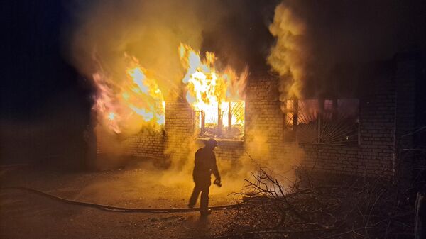 Пожар, возникший в результате обстрела центра Донецка со стороны ВСУ в пасхальную ночь