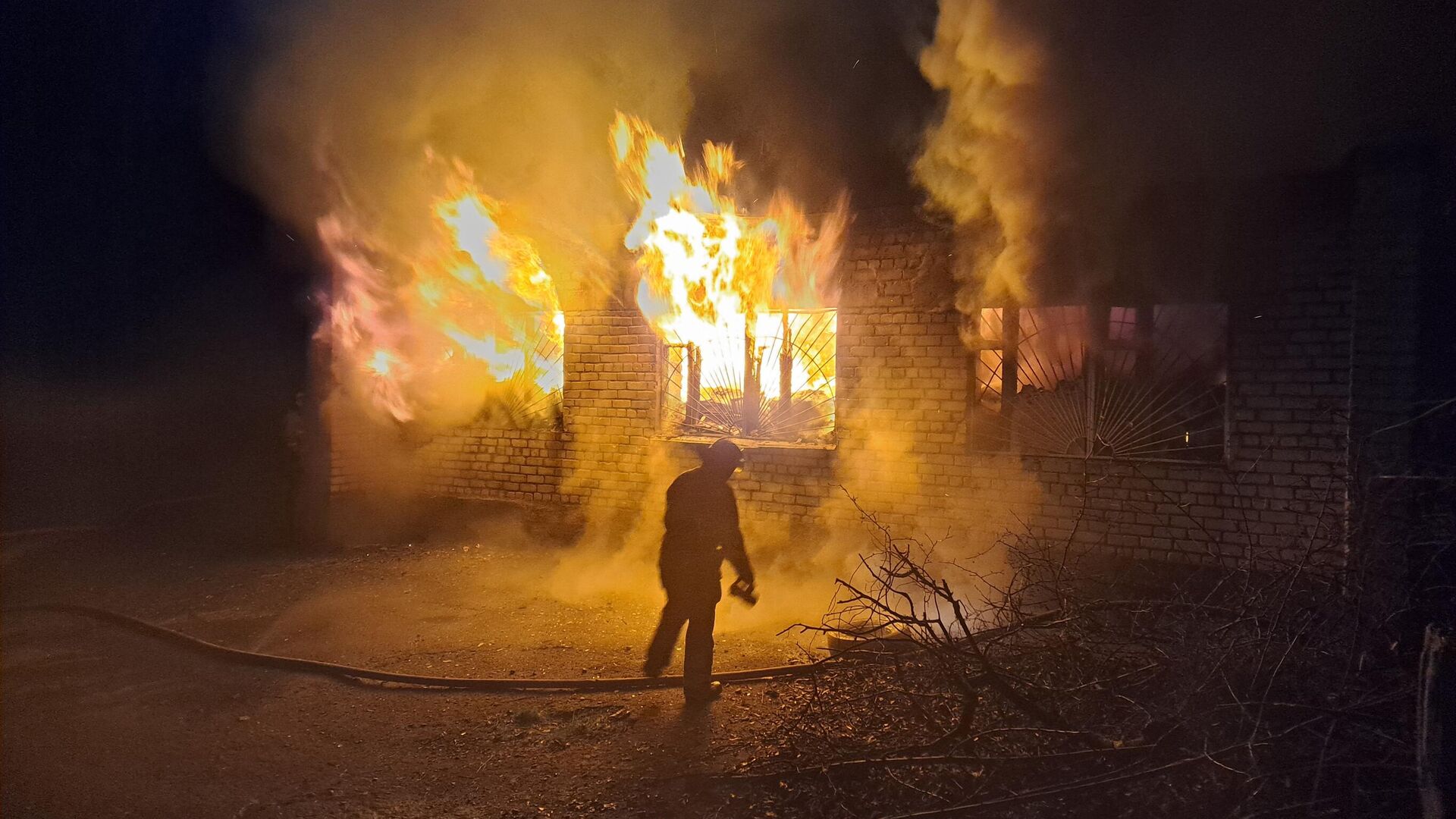 Пожар, возникший в результате обстрела центра Донецка со стороны ВСУ в пасхальную ночь - РИА Новости, 1920, 16.04.2023