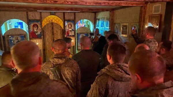 Бойцы 22-го армейского корпуса береговых войск ВМФ России с помощью крымских волонтеров построили на берегу Днепра в Херсонской области полевой храм