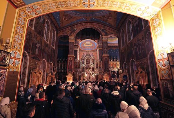 Верующие на праздничном пасхальном богослужении в Свято-Николаевском кафедральном соборе в Мариуполе