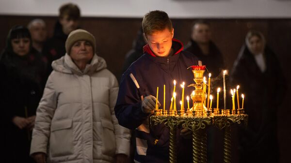 Верующие на праздничной пасхальной службе в Свято-Владимирском соборе Луганска