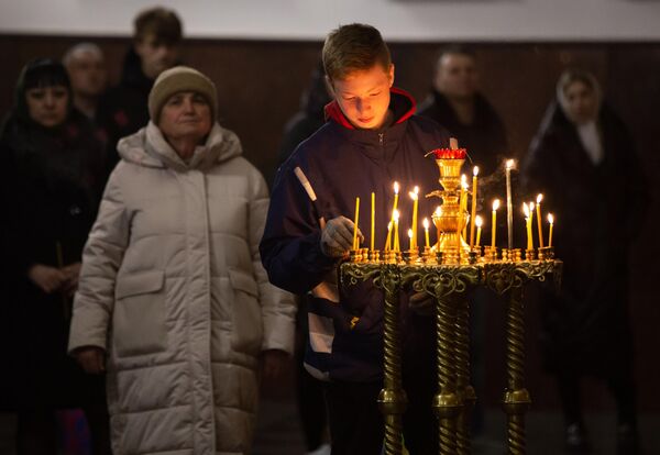 Верующие на праздничной пасхальной службе в Свято-Владимирском соборе Луганска