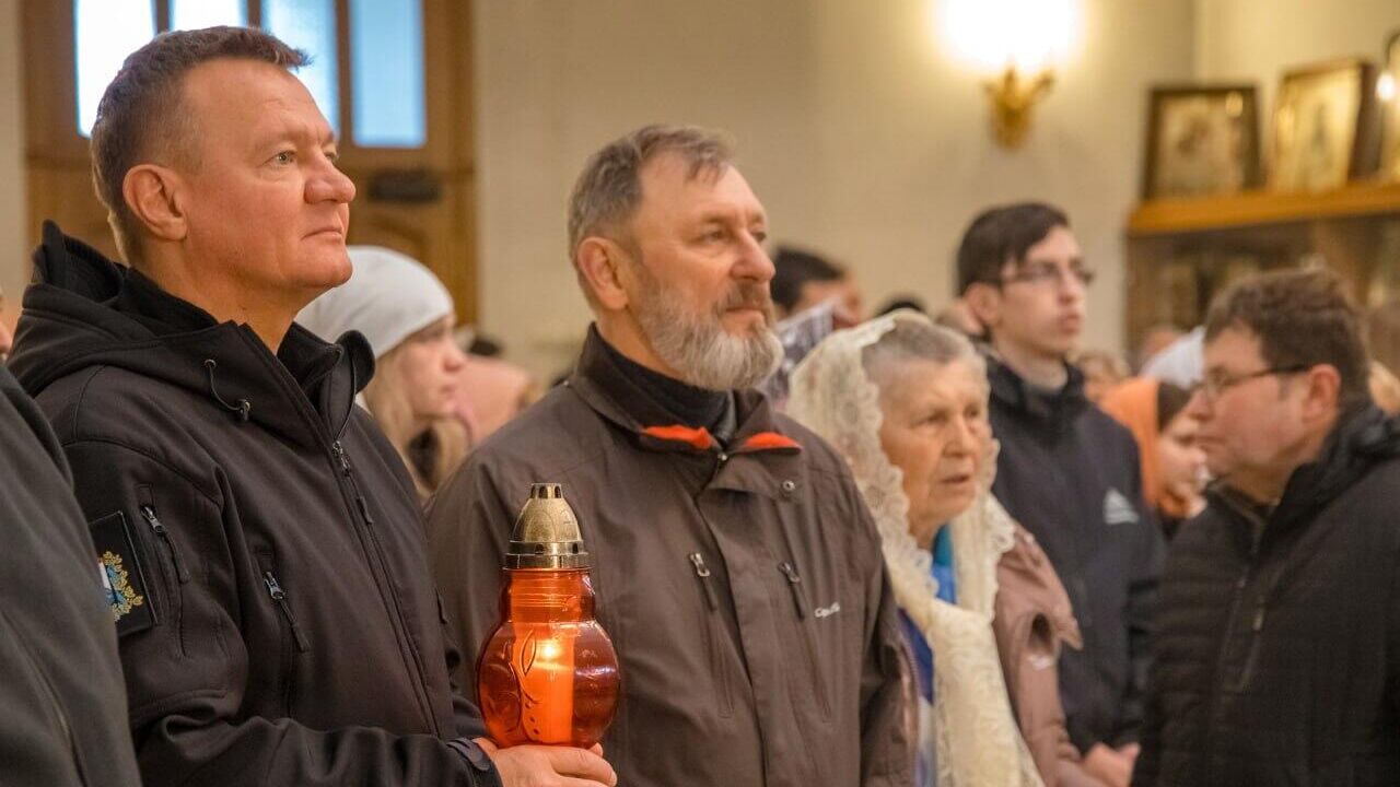 Губернатор Курской области Роман Старовойт привёз частицу Благодатного огня в храм святителя Иоанна Златоуста в посёлке Ялта Первомайского района ДНР - РИА Новости, 1920, 16.04.2023