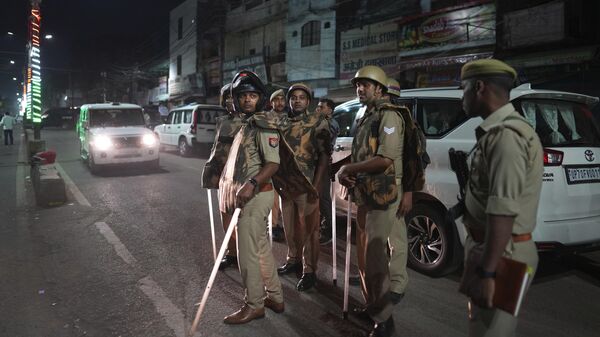 Полицейские на месте, где были застрелены бывший индийский депутат Атик Ахмад и его брат Ашраф