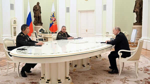 Президент России Владимир Путин и член Государственного совета КНР, министр обороны Китая Ли Шанфу во время встречи