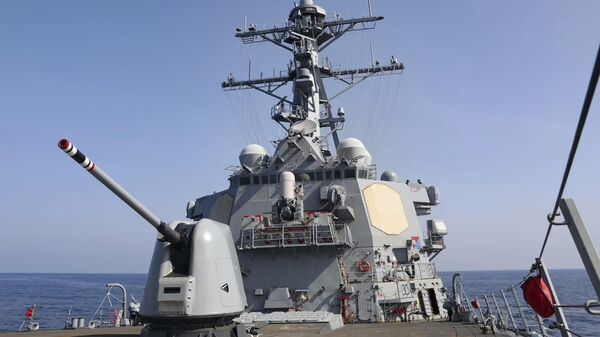 Эминец США с управляемыми ракетами класса Arleigh Burke USS Milius (DDG 69) совершает переход через Тайваньский пролив