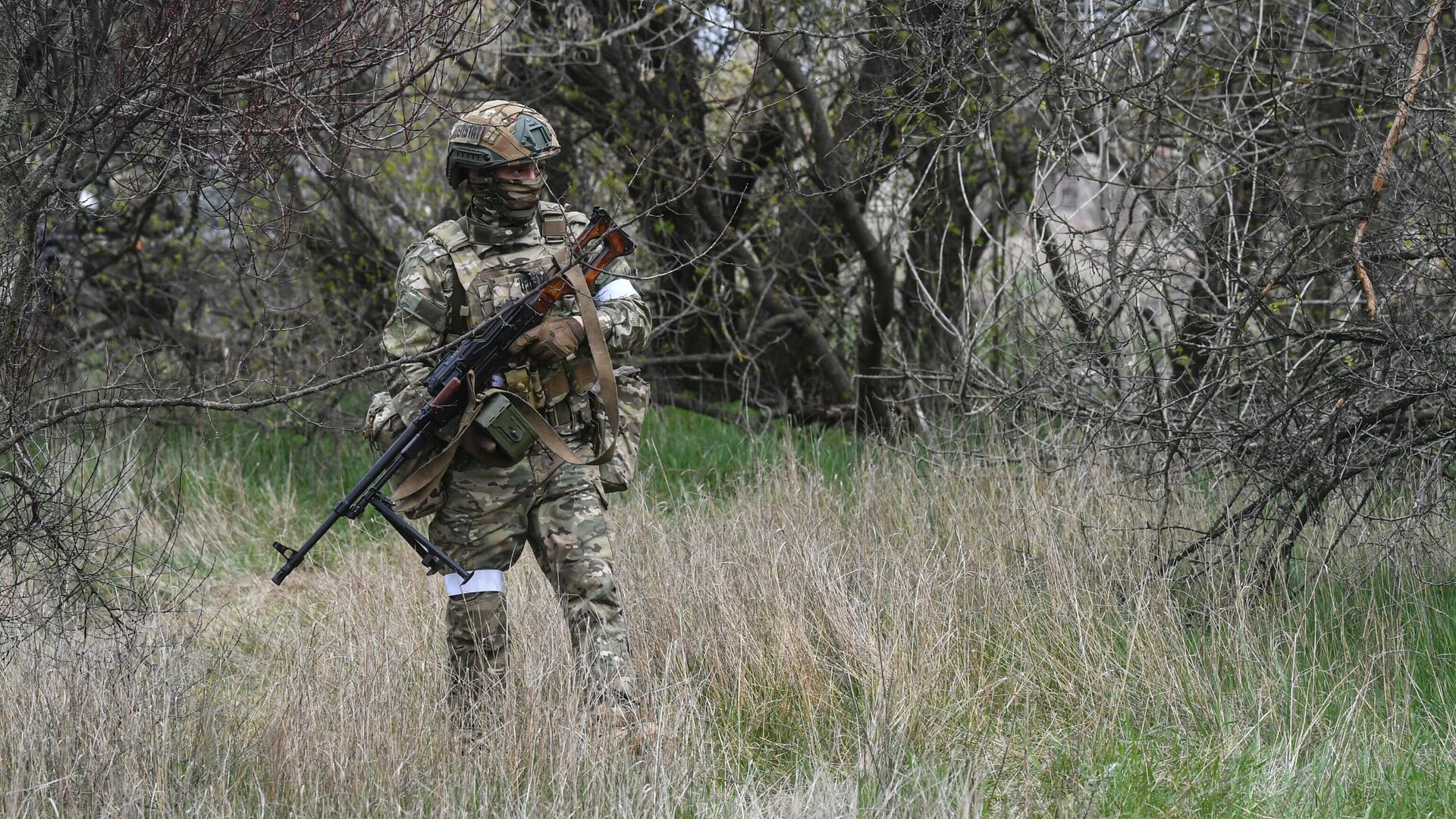 Военнослужащий подразделения ВДВ во время подготовки штурмовых групп на полигоне в южном секторе СВО - РИА Новости, 1920, 01.05.2023