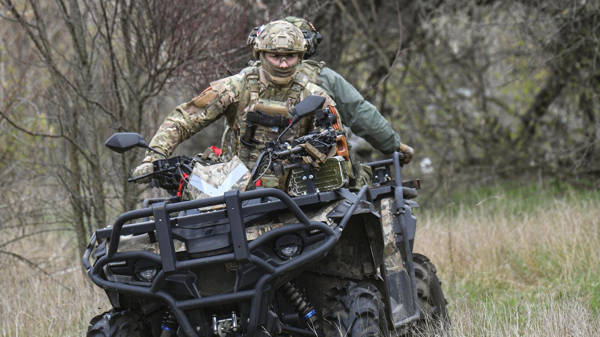 Военнослужащий подразделения ВДВ на квадроцикле на полигоне - РИА Новости, 1920, 18.05.2023