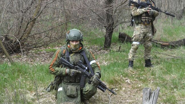 Военнослужащие подразделения ВДВ во время подготовки штурмовых групп на полигоне в южном секторе СВО