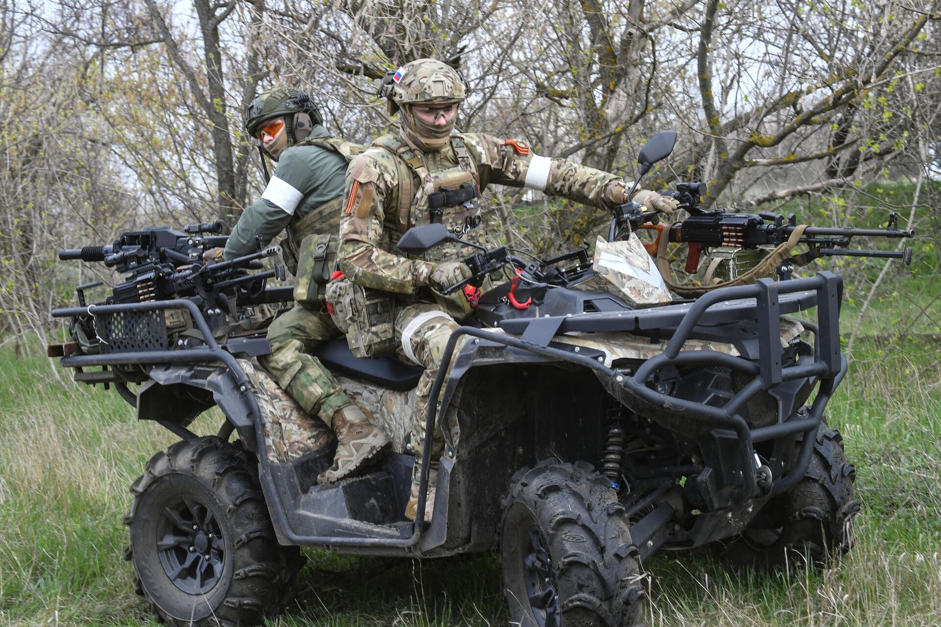 Военнослужащие подразделения ВДВ на квадроцикле в южном секторе СВО - РИА Новости, 1920, 01.08.2023