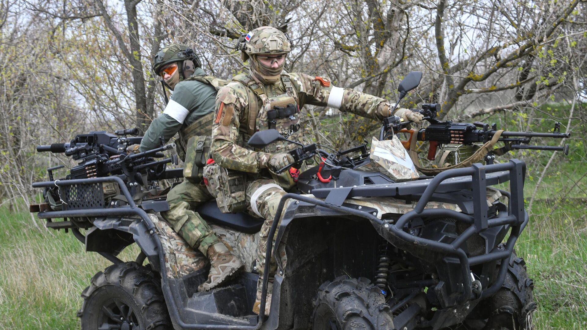 Военнослужащие подразделения ВДВ на квадроцикле в южном секторе СВО - РИА Новости, 1920, 19.05.2023