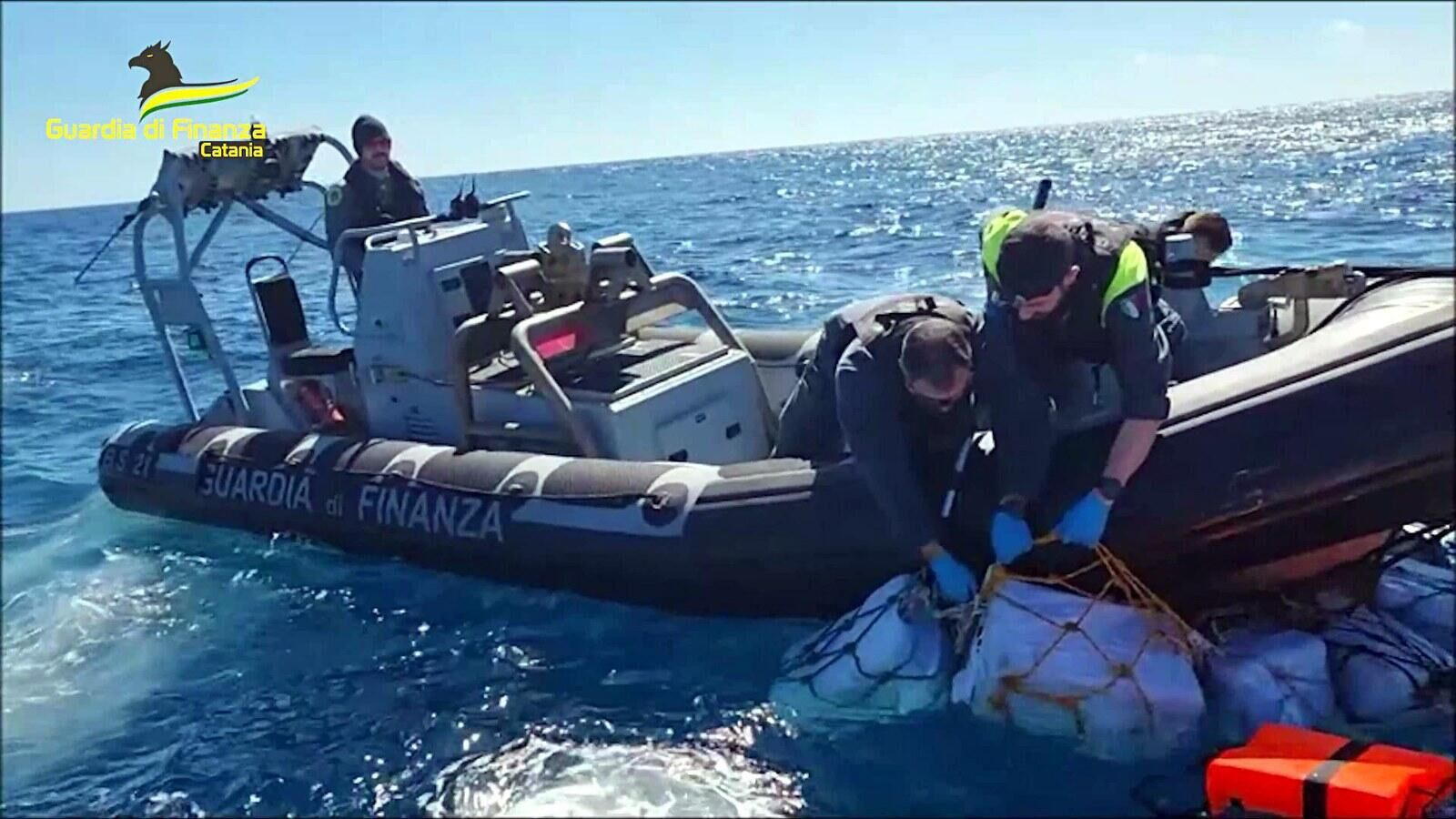 Груз с наркотиками, перехваченный в море к востоку от Сицилии - РИА Новости, 1920, 17.04.2023