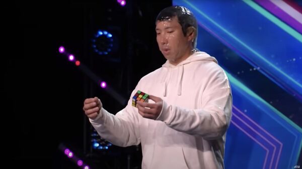 Участник шоу Britain's Got Talent, каскадер Томас Ву собирает кубик Рубика