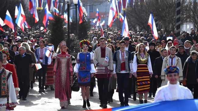 Праздничное шествие во время мероприятий, посвященных 5-й годовщине Общекрымского референдума 2014 года и воссоединения Крыма с Россией, в Симферополе